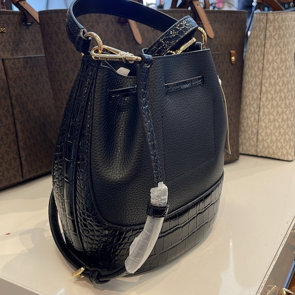 MICHAEL KORS
Reed Medium Pebbled Leather Belted Bucket Messenger Satchel Crossb - Picture 10 of 16